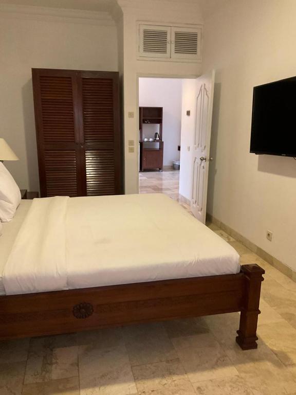 Postel nebo postele na pokoji v ubytování Sari Bunga Hotel Legian Kuta Bali