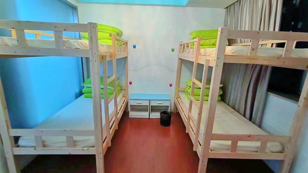 Palanda nebo palandy na pokoji v ubytování Qiannuo Youth Hostel