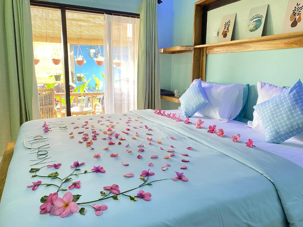 Una cama o camas en una habitación de Marta House gili air