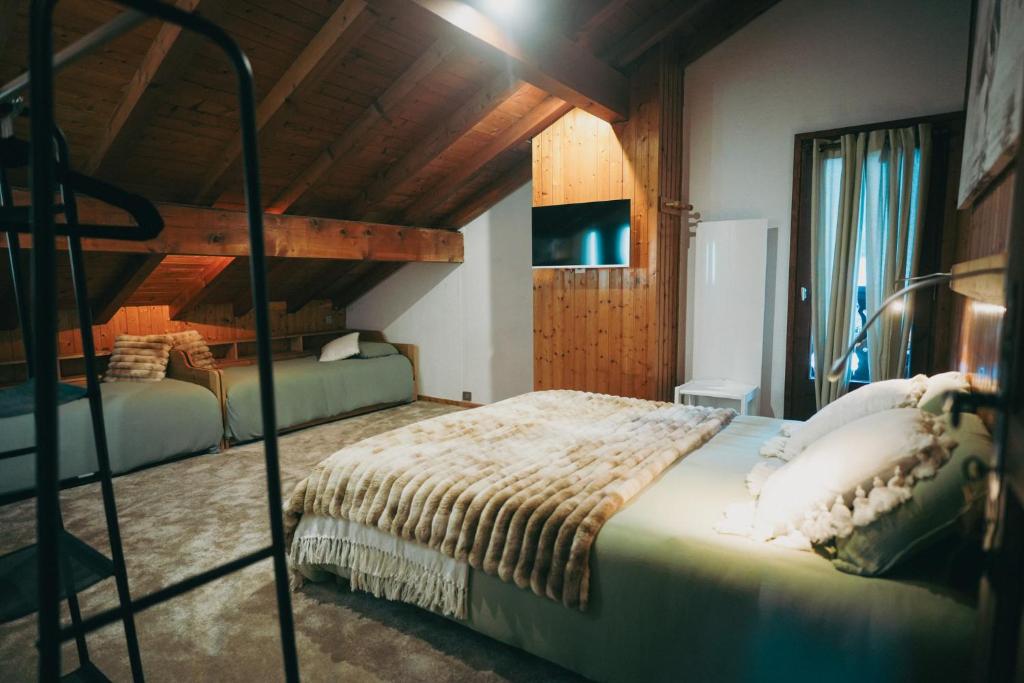 Postel nebo postele na pokoji v ubytování Auberge chez Mado et Augusta