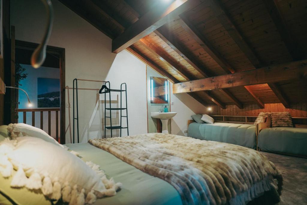 Postel nebo postele na pokoji v ubytování Auberge chez Mado et Augusta