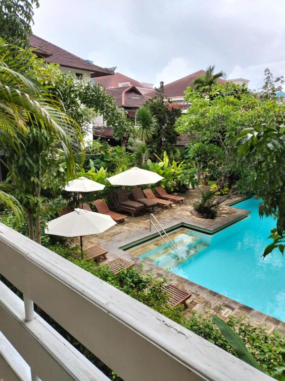 Bazén v ubytování Sari Bunga Hotel Legian Kuta Bali nebo v jeho okolí