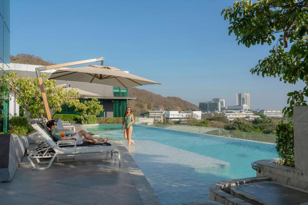 Бассейн в Holiday Inn & Suites Siracha Laemchabang by IHG или поблизости