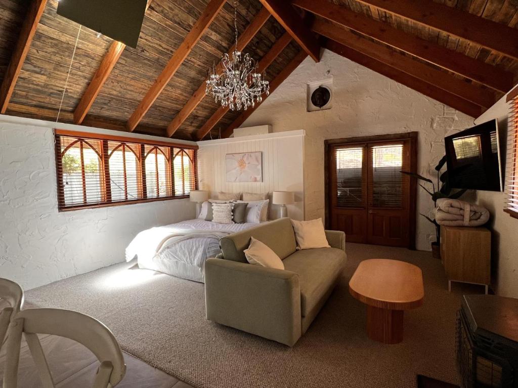 Gallery image of Daylesford FROG HOLLOW ESTATE- The Retreat - Newly renovated ONE BEDROOM RETREAT with Queen Bed in Daylesford