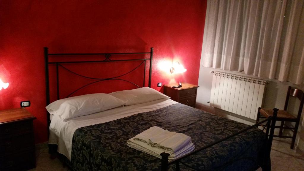 A bed or beds in a room at Albergo B&B Antica Trattoria Bacco