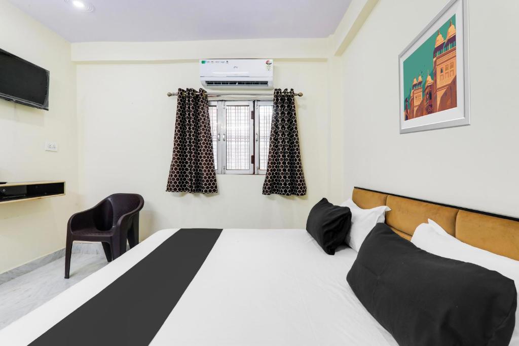 Postel nebo postele na pokoji v ubytování Hotel O Ramam