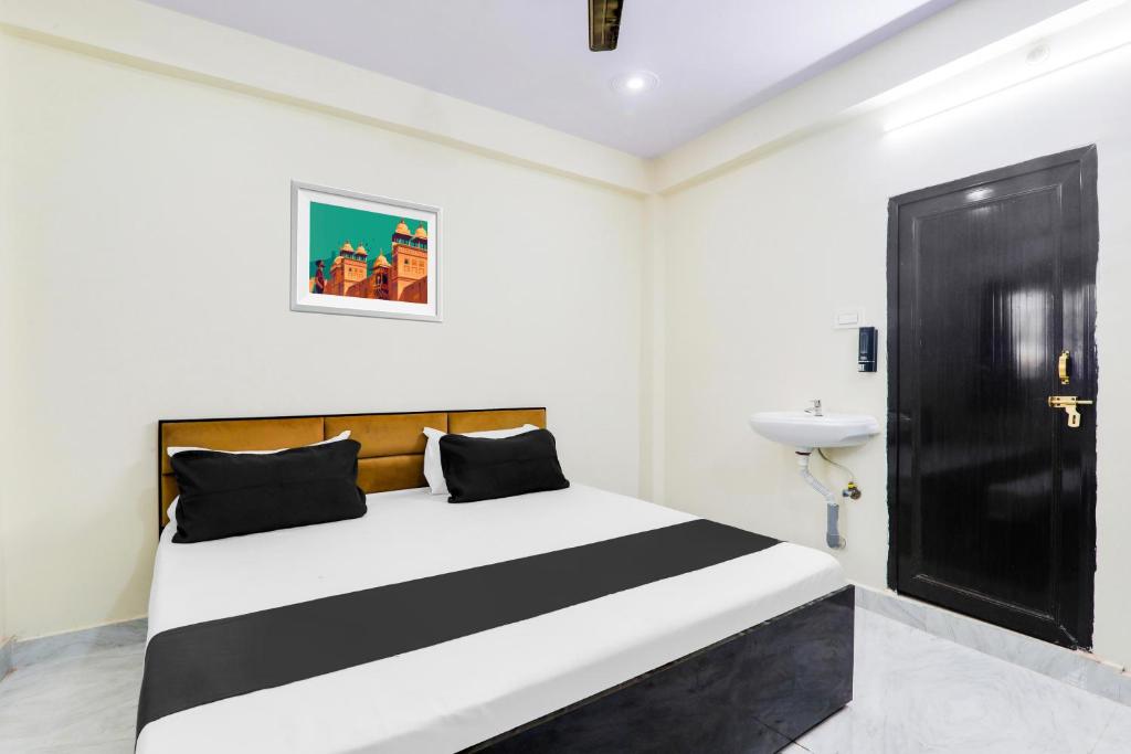 Postel nebo postele na pokoji v ubytování Hotel O Ramam