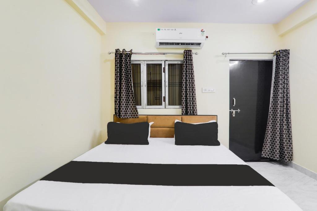 Postel nebo postele na pokoji v ubytování Hotel O Ramam