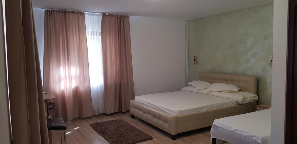 Postel nebo postele na pokoji v ubytování Pensiunea Magnolia din Tismana