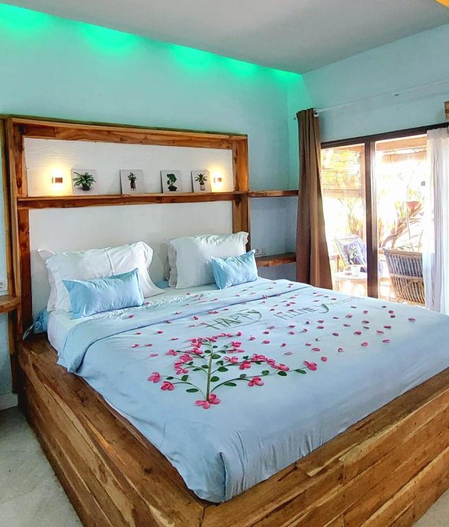 Una cama o camas en una habitación de Marta House gili air