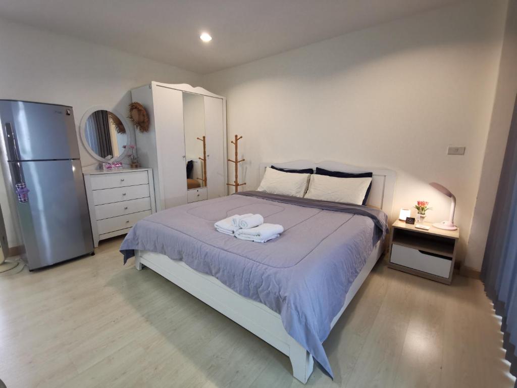 Postel nebo postele na pokoji v ubytování The Beach Bangsaen Condo Sea View Room 327-62 Top Floor-Free Netflix