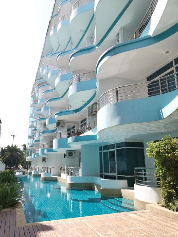 Bazén v ubytování The Beach Bangsaen Condo Sea View Room 327-62 Top Floor-Free Netflix nebo v jeho okolí