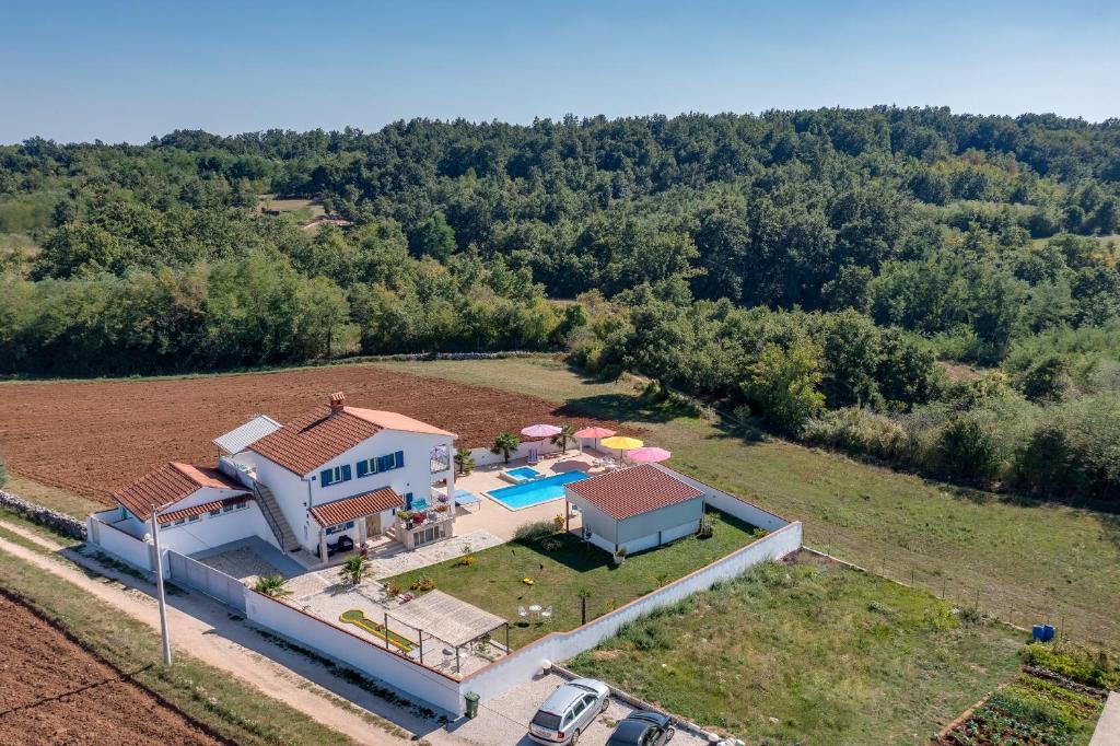 vue aérienne d'une maison avec piscine dans l'établissement Family home with hydromassage pool & fun activities, à Žminj