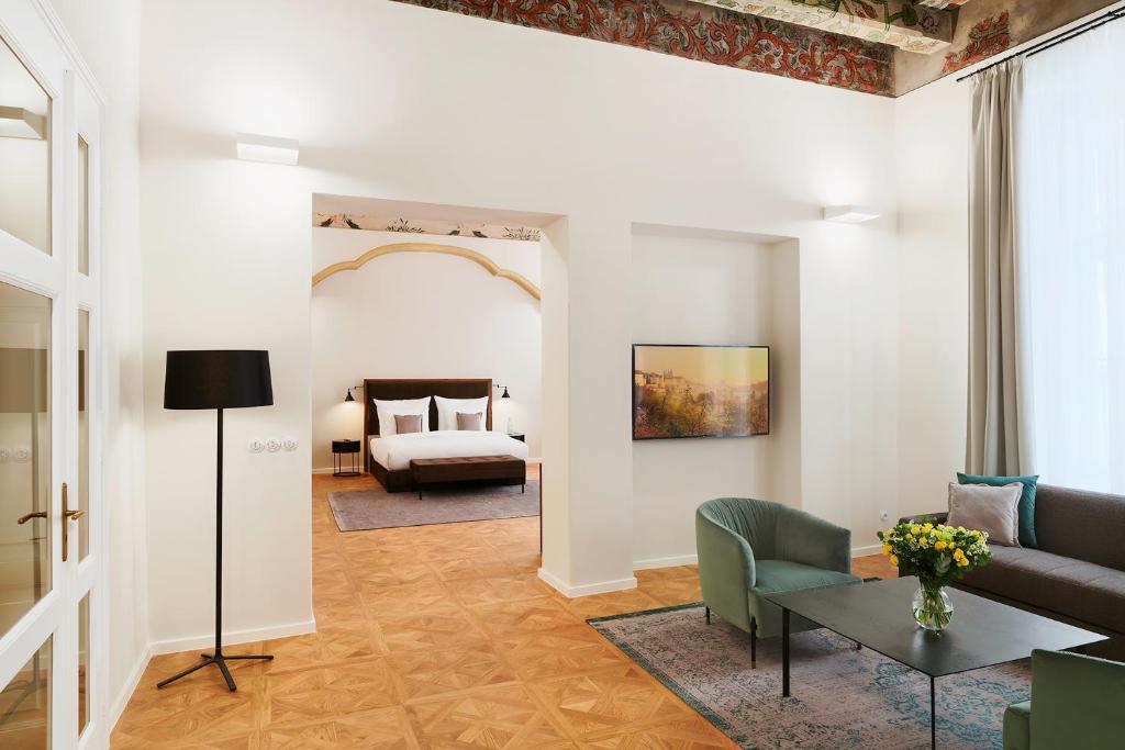 Postel nebo postele na pokoji v ubytování Hotel CUBE Prague