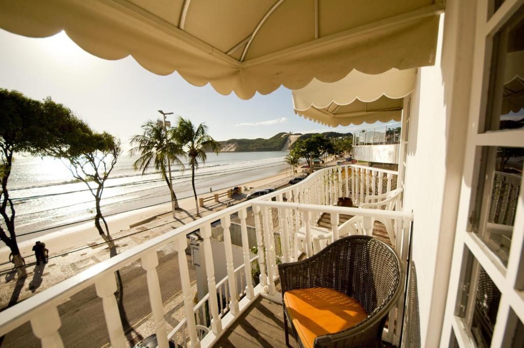 balcón con vistas a la playa en Sol Nascente Hotel Pousada Beira Mar, en Natal