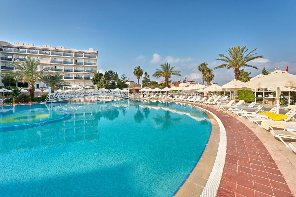 Bazén v ubytování Seaden Corolla Hotel nebo v jeho okolí
