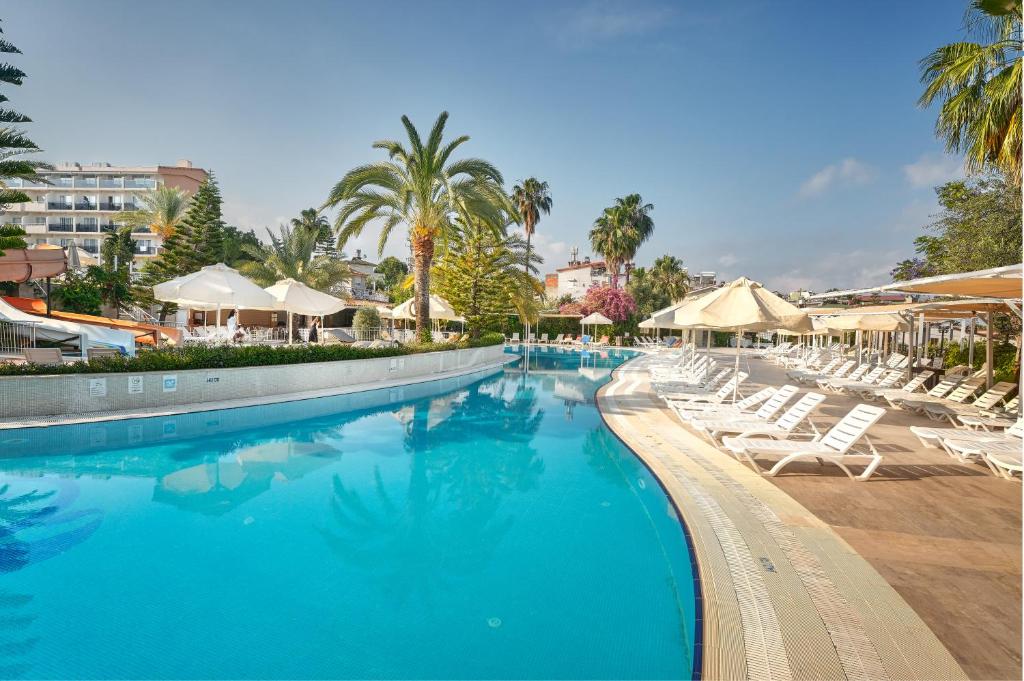 Bazén v ubytování Seaden Corolla Hotel nebo v jeho okolí