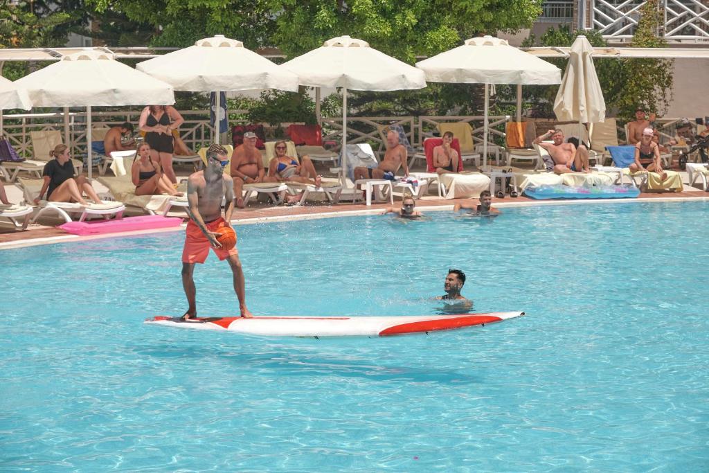 Bazén v ubytování Seaden Corolla Hotel nebo v jeho okolí