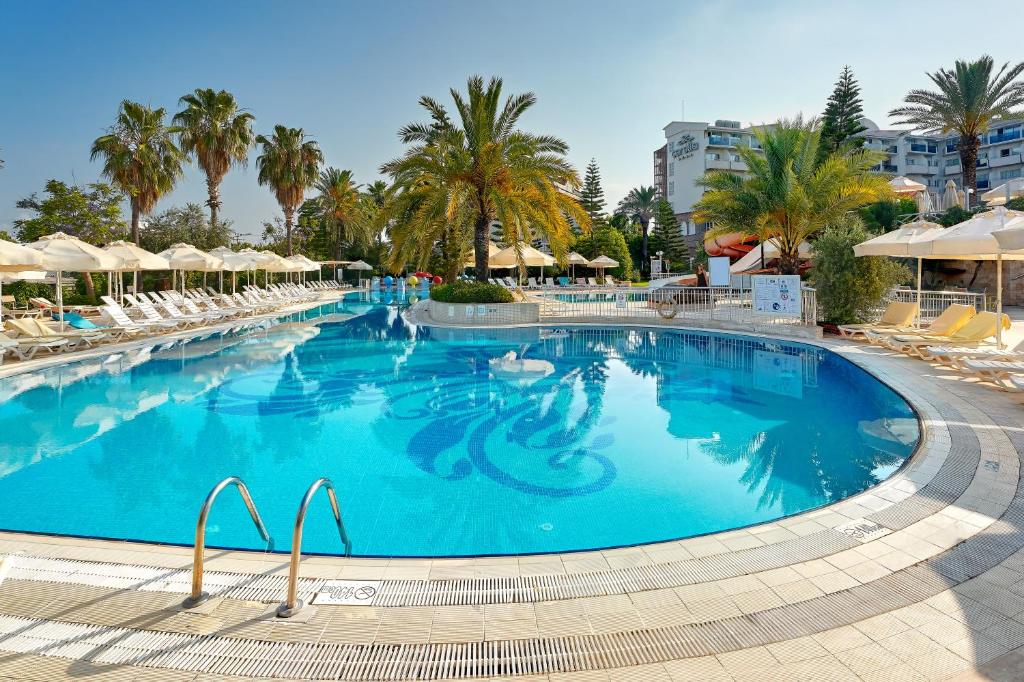 Bazén v ubytování Seaden Corolla Hotel nebo v jeho okolí
