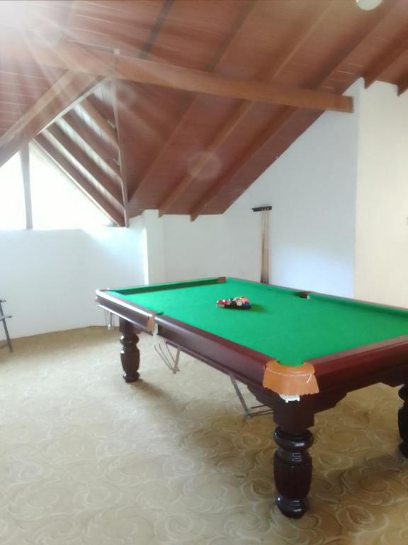 Biliár nebo kulečník v ubytování Drizzle Ridge Hotel