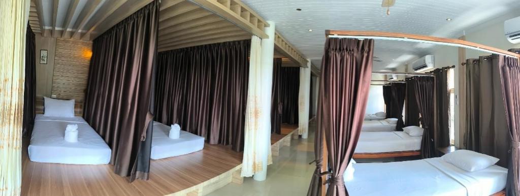 Postel nebo postele na pokoji v ubytování Lotus Hostel Beach Koh Tao