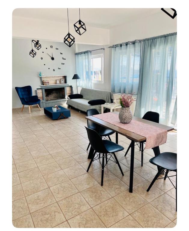 a living room with a table and chairs at Vila Veta in Galatas