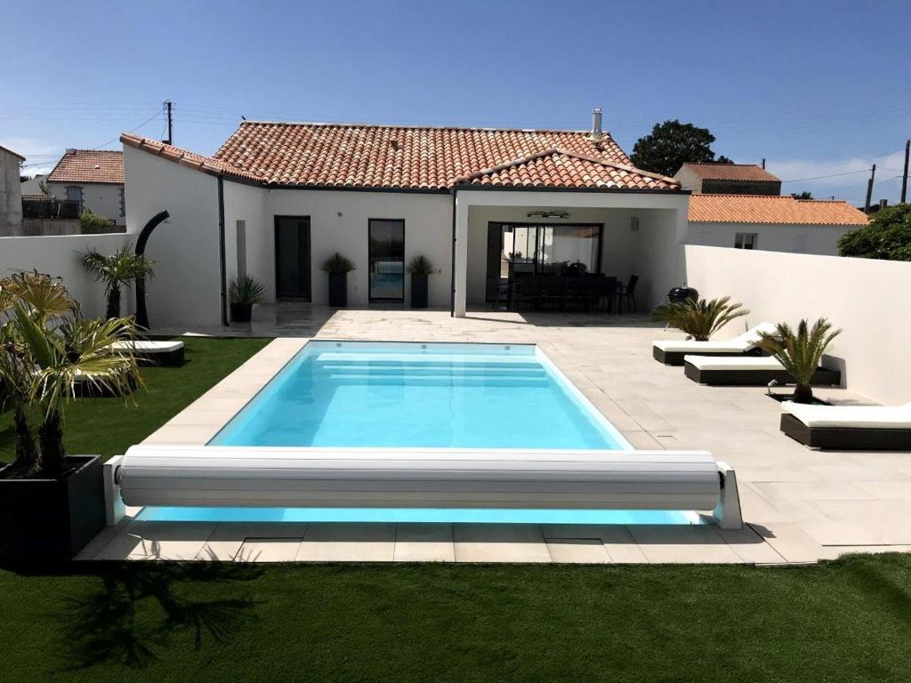 une piscine dans la cour d'une maison dans l'établissement Villa La Détente, à La Tranche-sur-Mer