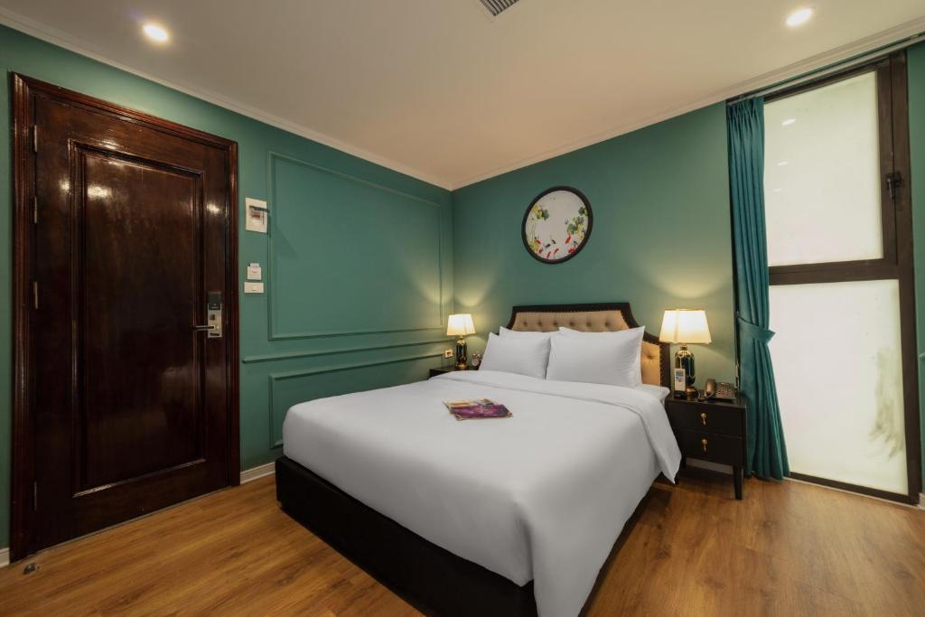 Postel nebo postele na pokoji v ubytování Hanoi Grand Hotel and Travel