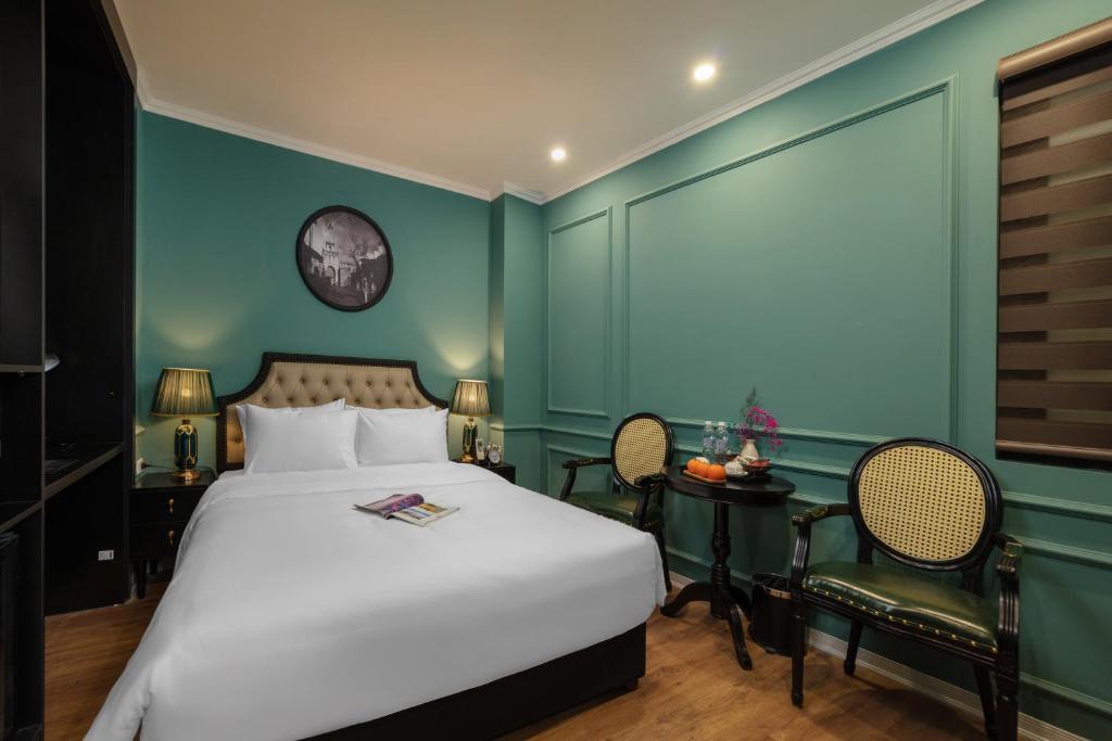 Postel nebo postele na pokoji v ubytování Hanoi Grand Hotel and Travel