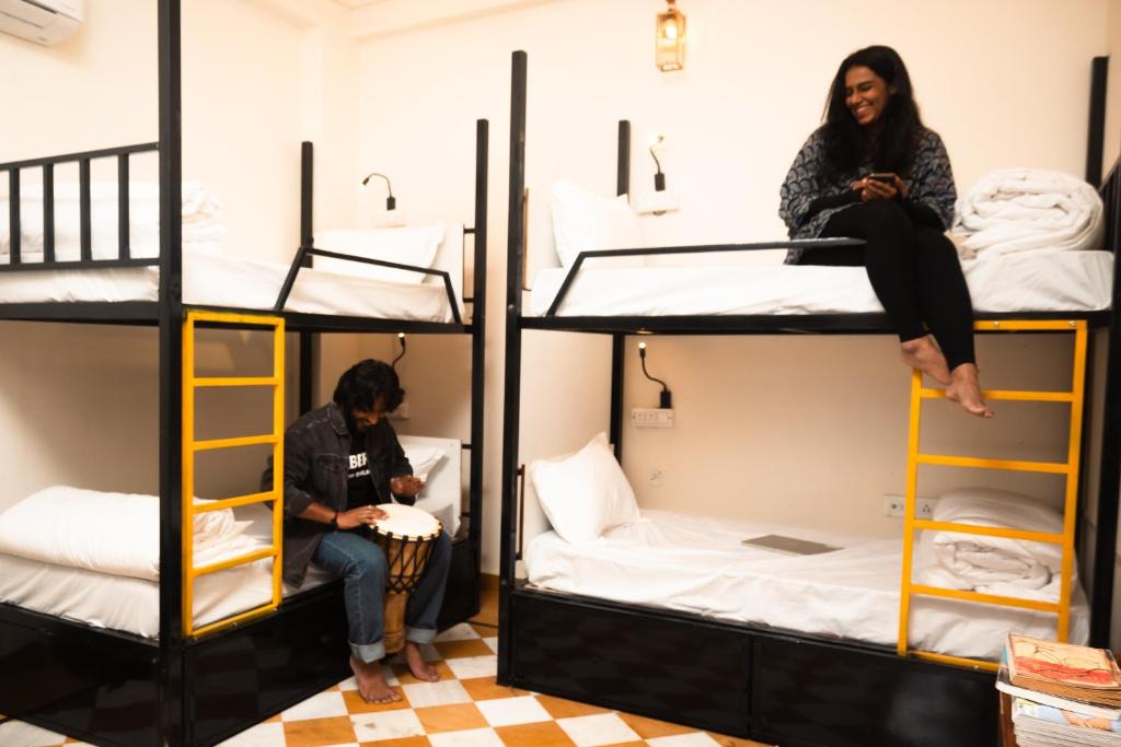 Postel nebo postele na pokoji v ubytování Banana Hostel Pushkar