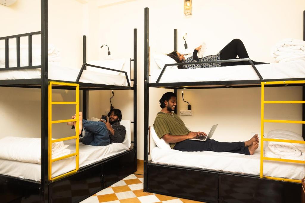 Postel nebo postele na pokoji v ubytování Banana Hostel Pushkar