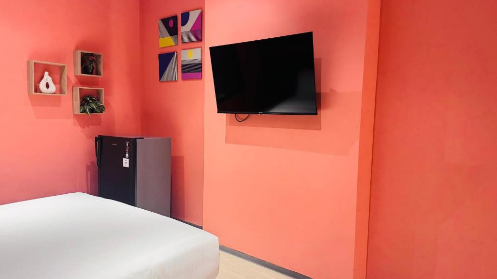 TV a/nebo společenská místnost v ubytování Yellow Bee Resort Cililitan