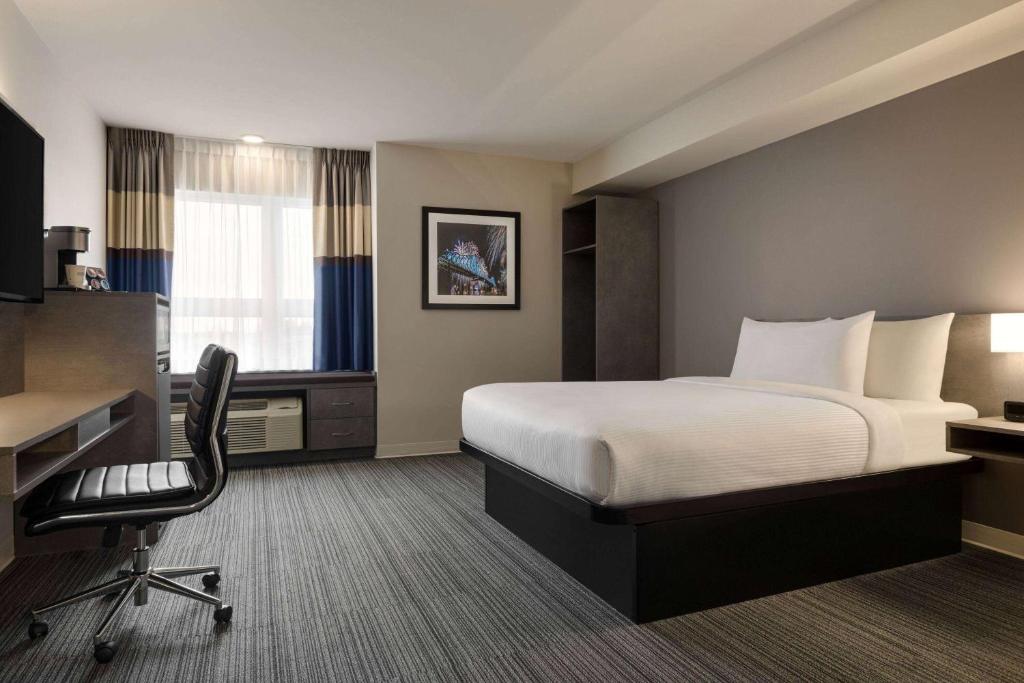 Postel nebo postele na pokoji v ubytování Microtel Inn & Suites by Wyndham Boisbriand