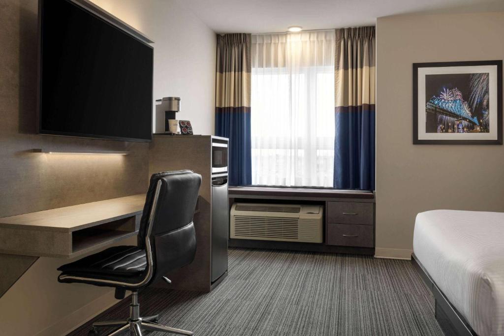 TV a/nebo společenská místnost v ubytování Microtel Inn & Suites by Wyndham Boisbriand