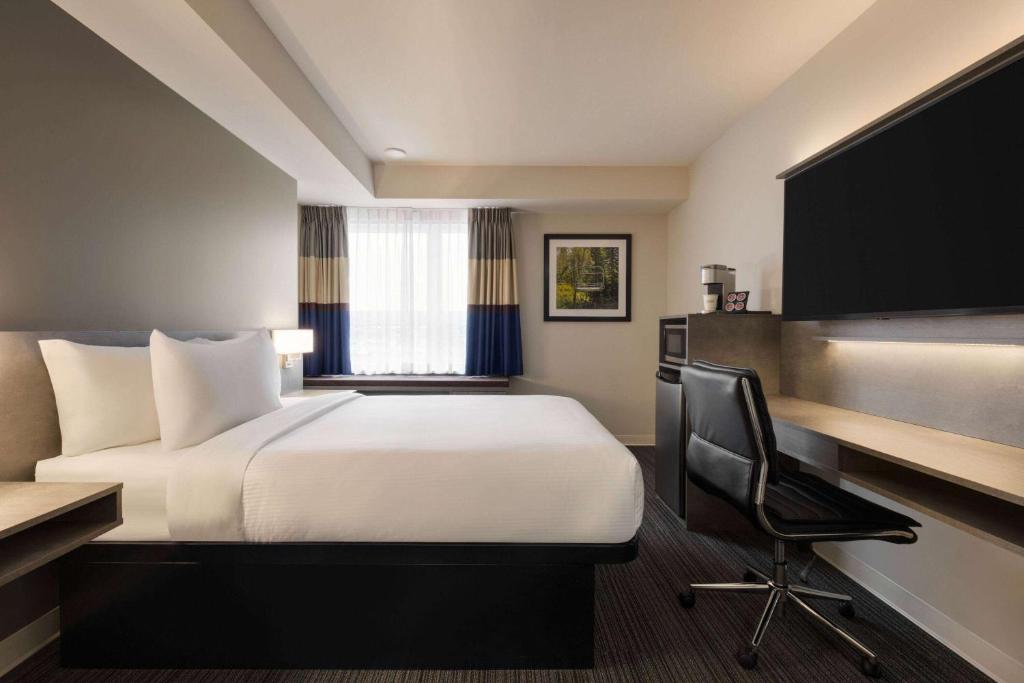 Postel nebo postele na pokoji v ubytování Microtel Inn & Suites by Wyndham Boisbriand