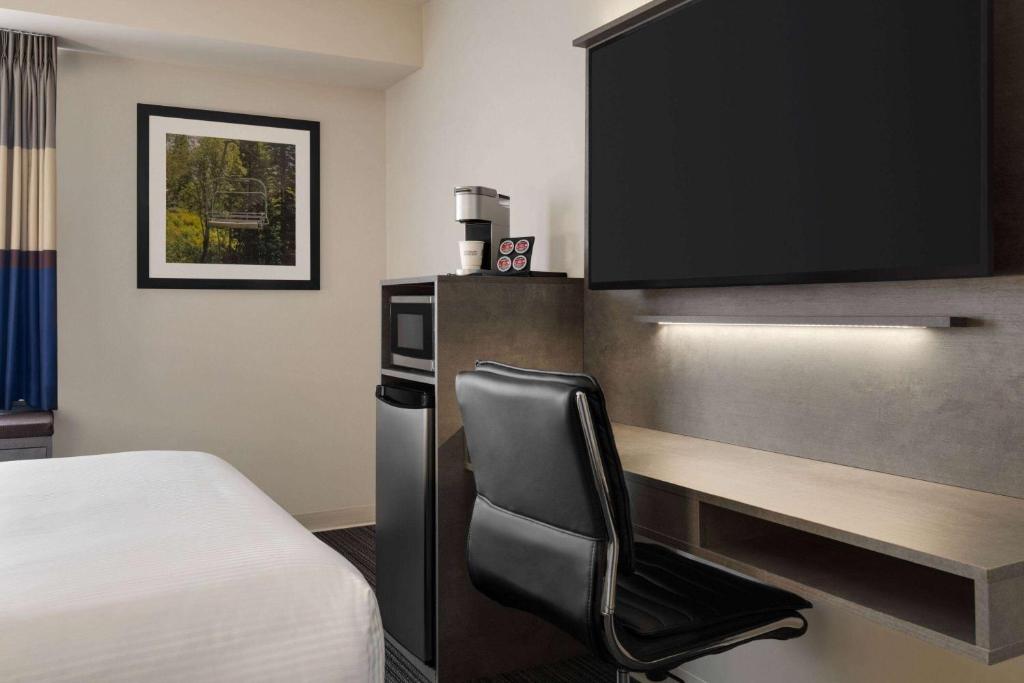 Kuchyň nebo kuchyňský kout v ubytování Microtel Inn & Suites by Wyndham Boisbriand