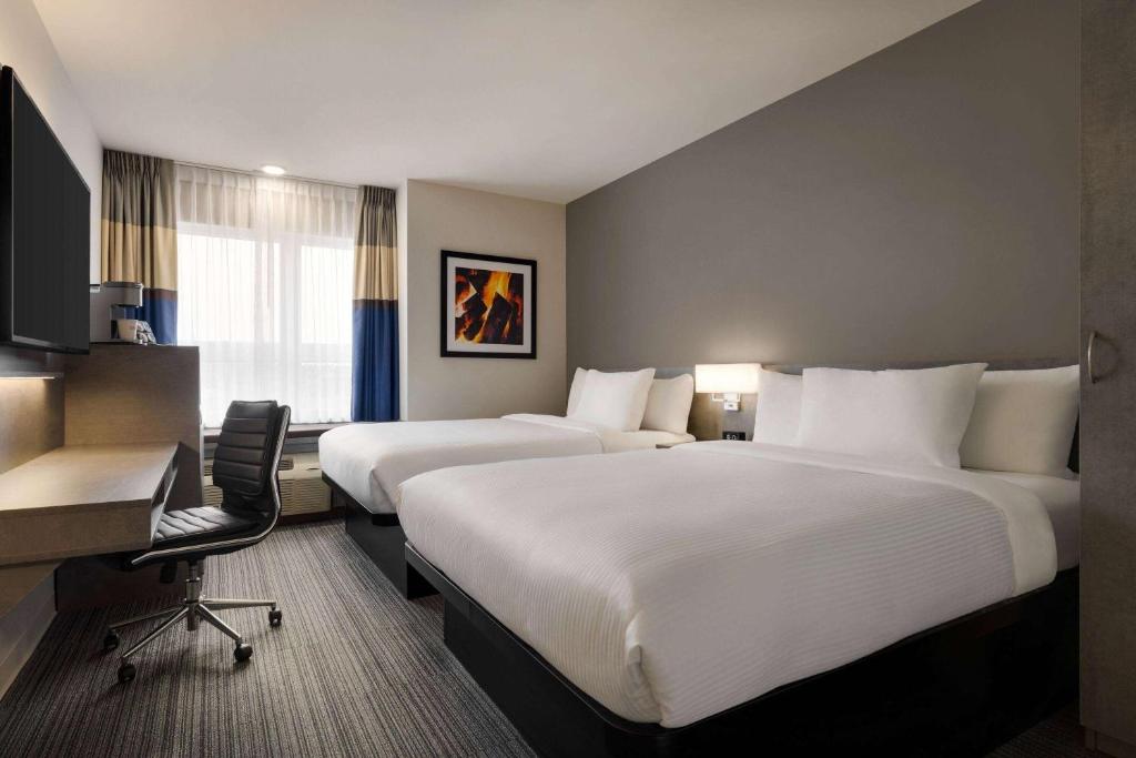 Postel nebo postele na pokoji v ubytování Microtel Inn & Suites by Wyndham Boisbriand