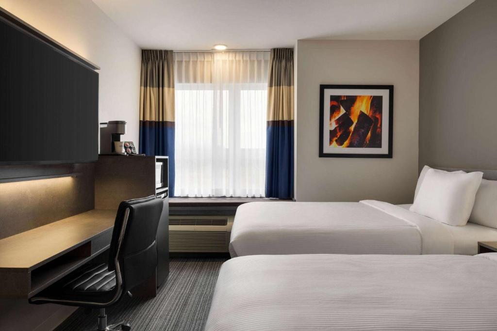 Postel nebo postele na pokoji v ubytování Microtel Inn & Suites by Wyndham Boisbriand