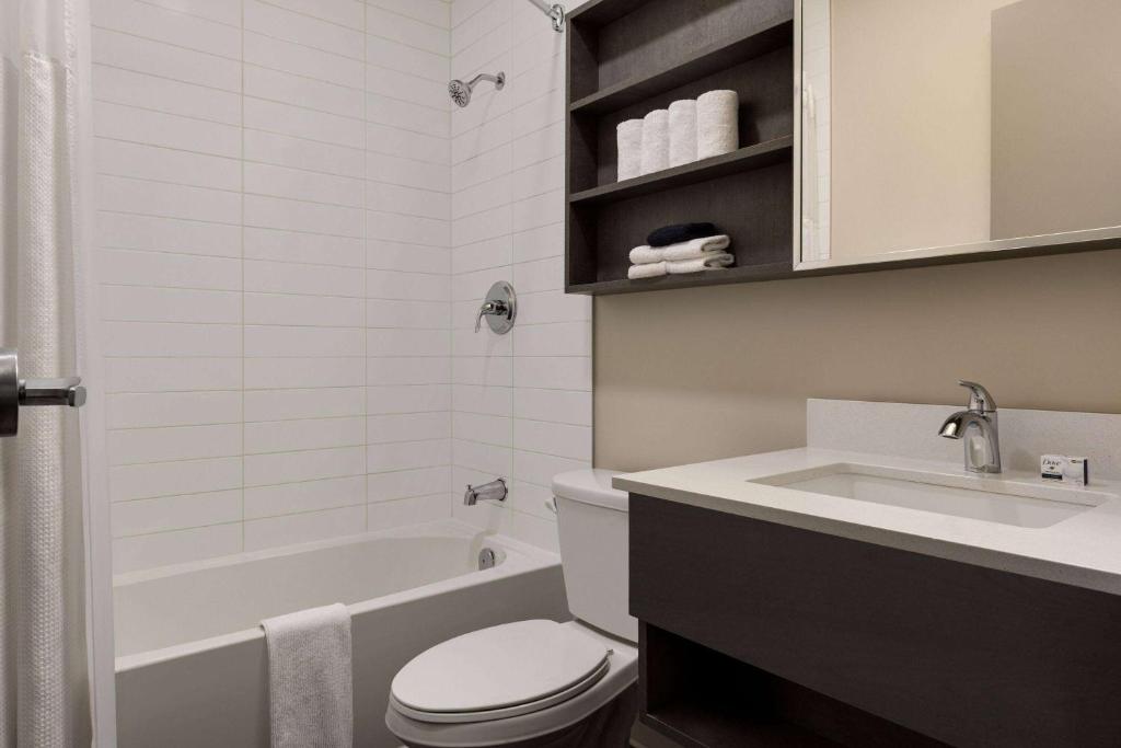 Koupelna v ubytování Microtel Inn & Suites by Wyndham Boisbriand