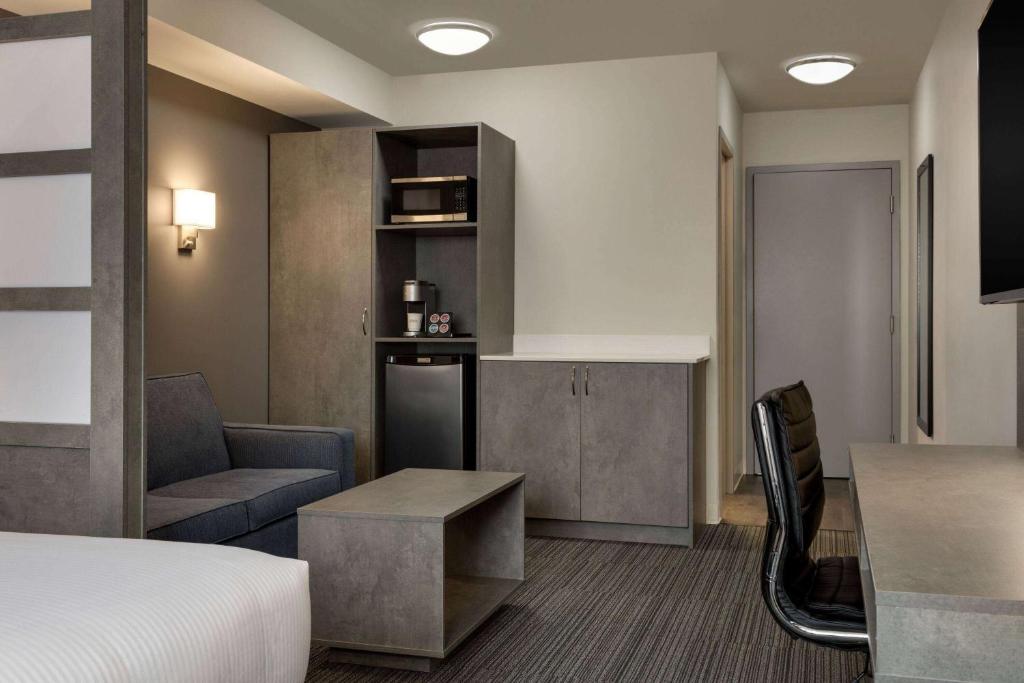 Kuchyň nebo kuchyňský kout v ubytování Microtel Inn & Suites by Wyndham Boisbriand