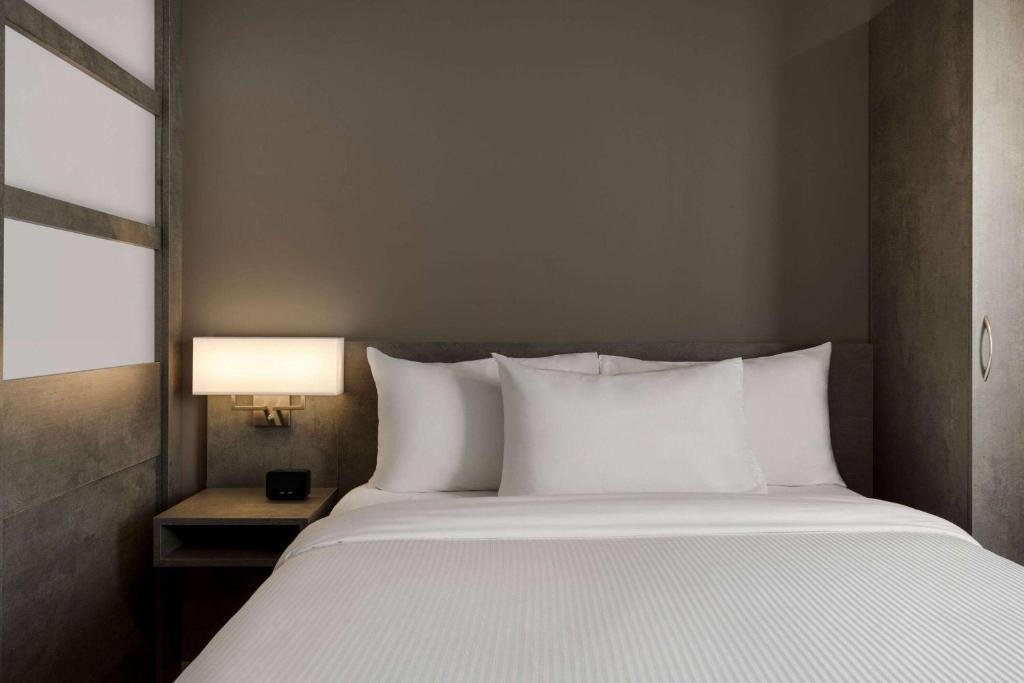 Postel nebo postele na pokoji v ubytování Microtel Inn & Suites by Wyndham Boisbriand