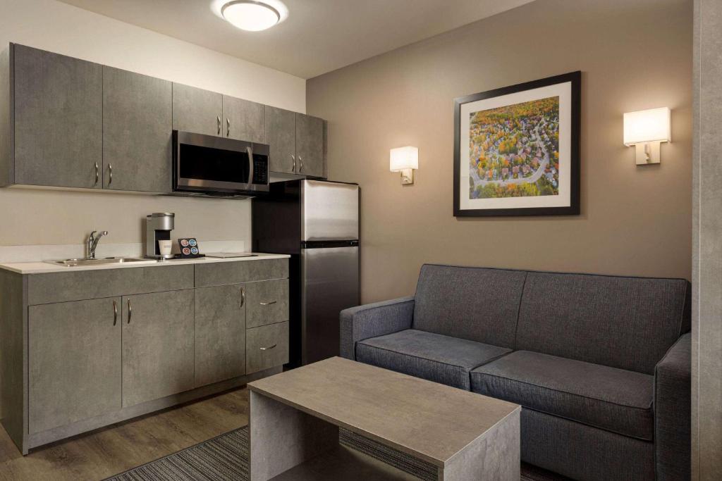 Kuchyň nebo kuchyňský kout v ubytování Microtel Inn & Suites by Wyndham Boisbriand