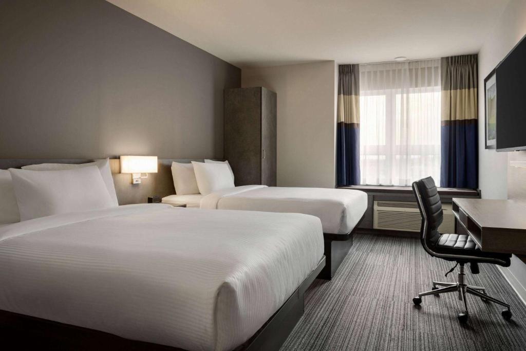 Postel nebo postele na pokoji v ubytování Microtel Inn & Suites by Wyndham Boisbriand