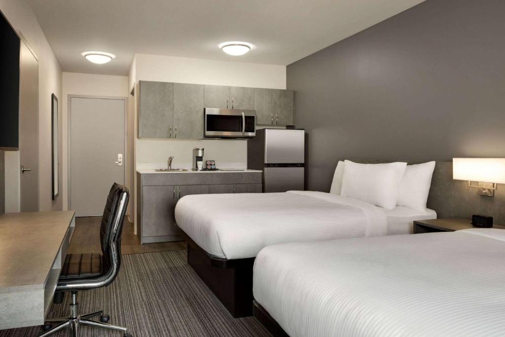 Postel nebo postele na pokoji v ubytování Microtel Inn & Suites by Wyndham Boisbriand
