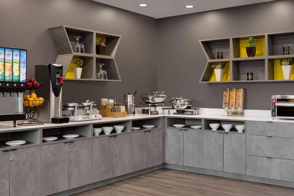 Kuchyň nebo kuchyňský kout v ubytování Microtel Inn & Suites by Wyndham Boisbriand