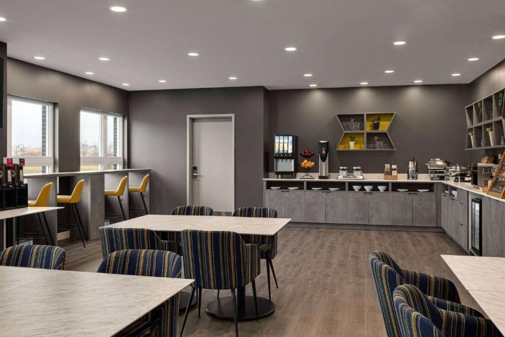 Restaurace v ubytování Microtel Inn & Suites by Wyndham Boisbriand