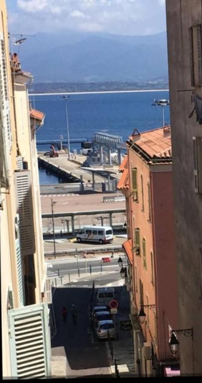 une vue aérienne d'une ville avec l'océan dans l'établissement studio centre ville, à Ajaccio