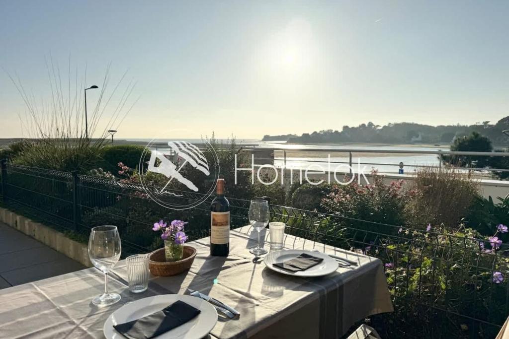 - une table avec une bouteille de vin et des verres à vin dans l'établissement Luxury T2 de standing - Vue mer 180, à Guidel
