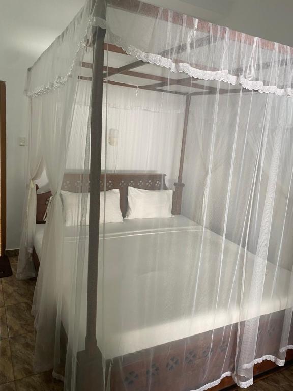 Postel nebo postele na pokoji v ubytování Kapila Gusethouse in Unawatuna