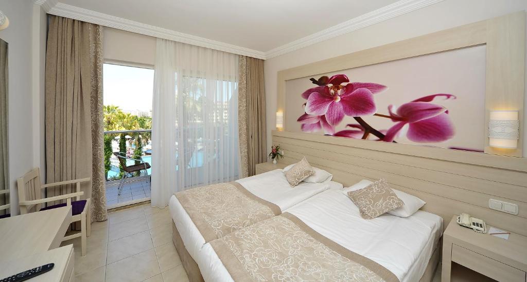 Postel nebo postele na pokoji v ubytování Seaden Corolla Hotel